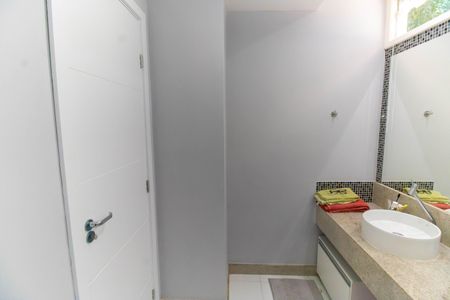 Casa de condomínio à venda com 352m², 4 quartos e 2 vagas Casa de condomínio à venda com 352m², 4 quartos e 2 vagasBanheiro da Suíte 1