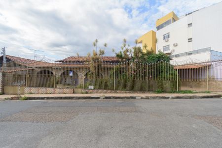 Casa para alugar com 360m², 4 quartos e 6 vagas Casa para alugar com 360m², 4 quartos e 6 vagasFachada