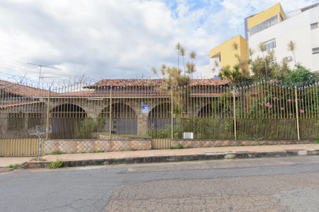 Casa para alugar com 360m², 4 quartos e 6 vagas Casa para alugar com 360m², 4 quartos e 6 vagasPlaquinha