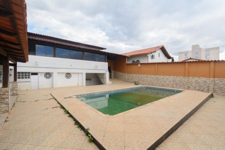 Casa para alugar com 360m², 4 quartos e 6 vagas Casa para alugar com 360m², 4 quartos e 6 vagasPiscina