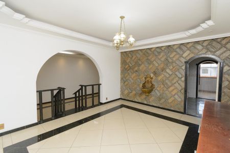 Casa para alugar com 360m², 4 quartos e 6 vagas Casa para alugar com 360m², 4 quartos e 6 vagasSala de Jantar