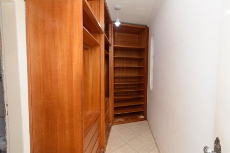 Casa para alugar com 360m², 4 quartos e 6 vagas Casa para alugar com 360m², 4 quartos e 6 vagasCloset da Suíte 2