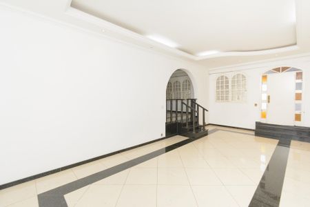 Casa para alugar com 360m², 4 quartos e 6 vagas Casa para alugar com 360m², 4 quartos e 6 vagasSala de Estar