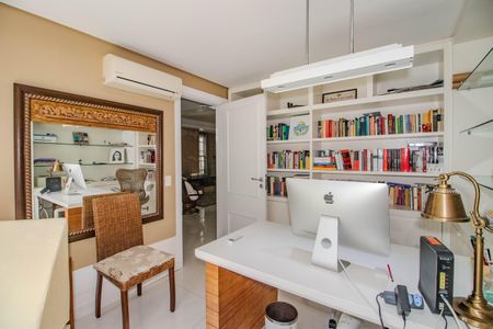 Casa de condomínio à venda com 559m², 3 quartos e 4 vagasEscritório