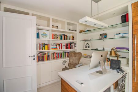 Casa de condomínio à venda com 559m², 3 quartos e 4 vagasEscritório