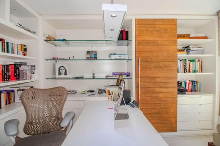 Casa de condomínio à venda com 559m², 3 quartos e 4 vagasEscritório