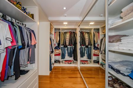 Casa de condomínio à venda com 559m², 3 quartos e 4 vagasSuíte 2 - Closet