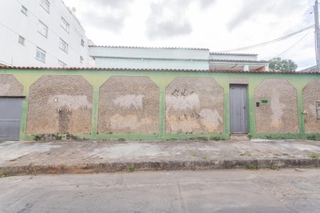 Casa à venda com 215m², 5 quartos e 2 vagasFachada