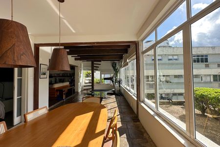 Apartamento à venda com 230m², 2 quartos e 2 vagasSala