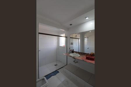 Casa à venda com 1860m², 5 quartos e 8 vagasBanheiro da Suite 1