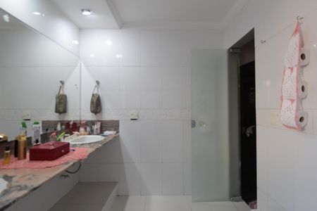 Casa à venda com 1860m², 5 quartos e 8 vagasBanheiro da Suite 1