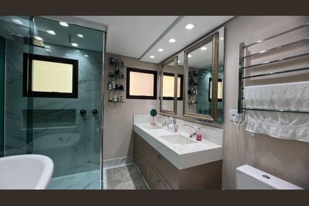 Apartamento à venda com 230m², 4 quartos e 4 vagas Apartamento à venda com 230m², 4 quartos e 4 vagasBanheiro da Suíte 4