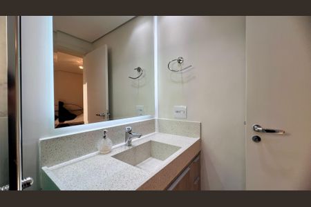 Apartamento à venda com 230m², 4 quartos e 4 vagas Apartamento à venda com 230m², 4 quartos e 4 vagasBanheiro da Suíte 1