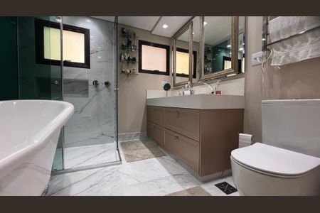 Apartamento à venda com 230m², 4 quartos e 4 vagas Apartamento à venda com 230m², 4 quartos e 4 vagasBanheiro da Suíte 4