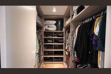 Apartamento à venda com 230m², 4 quartos e 4 vagas Apartamento à venda com 230m², 4 quartos e 4 vagasCloset da suíte 4
