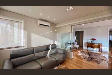 Apartamento à venda com 230m², 4 quartos e 4 vagas Apartamento à venda com 230m², 4 quartos e 4 vagasSala de TV