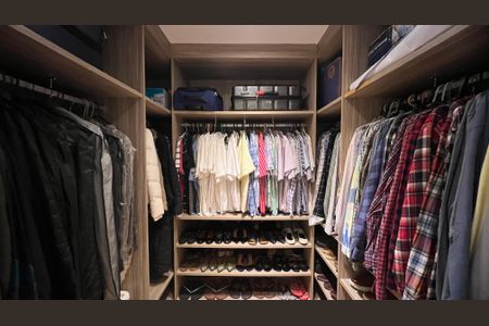 Apartamento à venda com 230m², 4 quartos e 4 vagas Apartamento à venda com 230m², 4 quartos e 4 vagasCloset da suíte 4