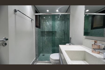 Apartamento à venda com 230m², 4 quartos e 4 vagas Apartamento à venda com 230m², 4 quartos e 4 vagasBanheiro da Suíte 3