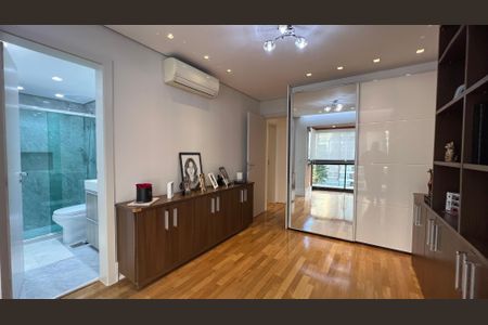 Apartamento à venda com 230m², 4 quartos e 4 vagas Apartamento à venda com 230m², 4 quartos e 4 vagasSuite 3