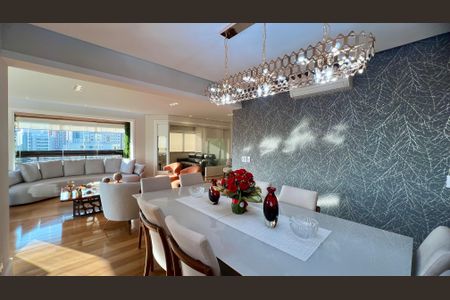 Apartamento à venda com 230m², 4 quartos e 4 vagas Apartamento à venda com 230m², 4 quartos e 4 vagasSala de Jantar