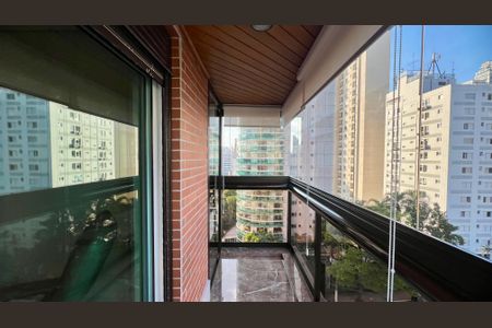 Apartamento à venda com 230m², 4 quartos e 4 vagas Apartamento à venda com 230m², 4 quartos e 4 vagasVaranda da suite