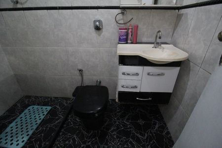 Casa à venda com 180m², 2 quartos e 1 vagaÁrea de serviço - Banheiro
