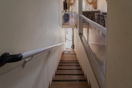 Casa para alugar com 200m², 2 quartos e 2 vagasEscada