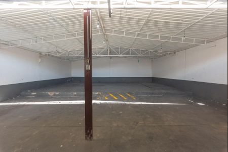 Casa à venda com 340m², 2 quartos e 15 vagas Casa à venda com 340m², 2 quartos e 15 vagasQuintal