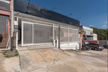 Casa à venda com 340m², 2 quartos e 15 vagas Casa à venda com 340m², 2 quartos e 15 vagasFachada