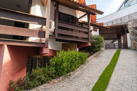 Casa de condomínio à venda com 330m², 3 quartos e 5 vagas Casa de condomínio à venda com 330m², 3 quartos e 5 vagasGaragem