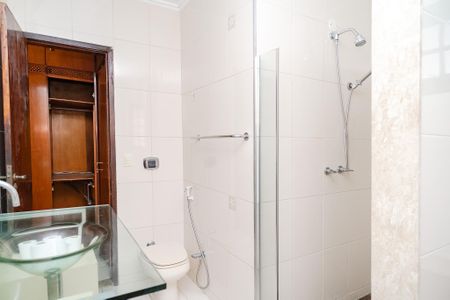 Casa de condomínio à venda com 330m², 3 quartos e 5 vagas Casa de condomínio à venda com 330m², 3 quartos e 5 vagasBanheiro da Suíte