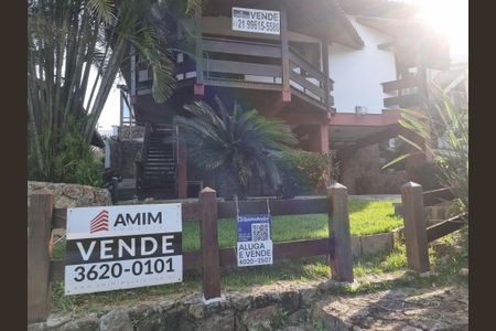 Casa de condomínio à venda com 330m², 3 quartos e 5 vagas Casa de condomínio à venda com 330m², 3 quartos e 5 vagasPlaca