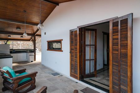 Casa de condomínio à venda com 330m², 3 quartos e 5 vagas Casa de condomínio à venda com 330m², 3 quartos e 5 vagasÁrea Privativa