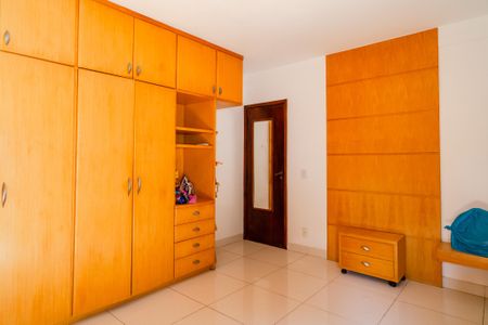 Casa de condomínio à venda com 330m², 3 quartos e 5 vagas Casa de condomínio à venda com 330m², 3 quartos e 5 vagasQuarto 2