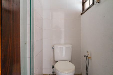 Casa de condomínio à venda com 330m², 3 quartos e 5 vagas Casa de condomínio à venda com 330m², 3 quartos e 5 vagasBanheiro de serviço