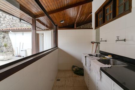 Casa de condomínio à venda com 330m², 3 quartos e 5 vagas Casa de condomínio à venda com 330m², 3 quartos e 5 vagasÁrea de Serviço