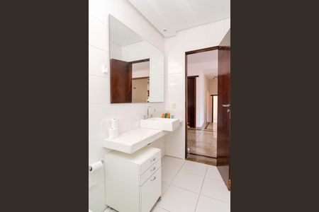 Casa de condomínio à venda com 330m², 3 quartos e 5 vagas Casa de condomínio à venda com 330m², 3 quartos e 5 vagasBanheiro Social