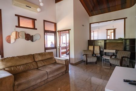 Casa de condomínio à venda com 330m², 3 quartos e 5 vagas Casa de condomínio à venda com 330m², 3 quartos e 5 vagasSala