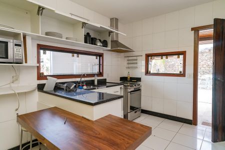 Casa de condomínio à venda com 330m², 3 quartos e 5 vagas Casa de condomínio à venda com 330m², 3 quartos e 5 vagasCozinha