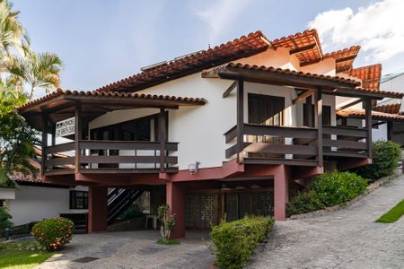 Casa de condomínio à venda com 330m², 3 quartos e 5 vagas Casa de condomínio à venda com 330m², 3 quartos e 5 vagasFachada