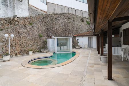 Casa de condomínio à venda com 330m², 3 quartos e 5 vagas Casa de condomínio à venda com 330m², 3 quartos e 5 vagasQuintal