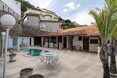 Casa de condomínio à venda com 330m², 3 quartos e 5 vagas Casa de condomínio à venda com 330m², 3 quartos e 5 vagasQuintal