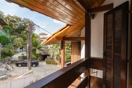 Casa de condomínio à venda com 330m², 3 quartos e 5 vagas Casa de condomínio à venda com 330m², 3 quartos e 5 vagasVista do Quarto 2