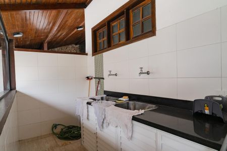 Casa de condomínio à venda com 330m², 3 quartos e 5 vagas Casa de condomínio à venda com 330m², 3 quartos e 5 vagasÁrea de Serviço