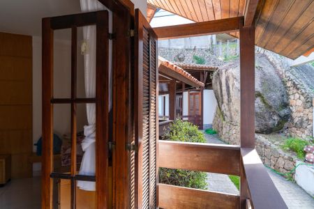 Casa de condomínio à venda com 330m², 3 quartos e 5 vagas Casa de condomínio à venda com 330m², 3 quartos e 5 vagasVaranda do quarto 2