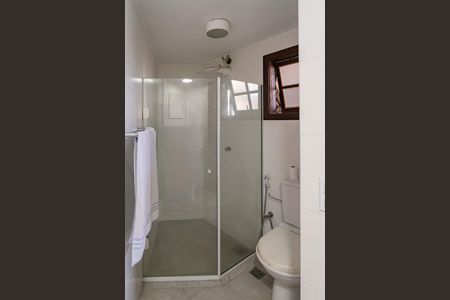 Casa de condomínio à venda com 330m², 3 quartos e 5 vagas Casa de condomínio à venda com 330m², 3 quartos e 5 vagasBanheiro da Área de Lazer