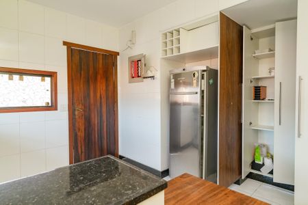 Casa de condomínio à venda com 330m², 3 quartos e 5 vagas Casa de condomínio à venda com 330m², 3 quartos e 5 vagasCozinha