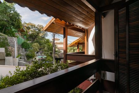 Casa de condomínio à venda com 330m², 3 quartos e 5 vagas Casa de condomínio à venda com 330m², 3 quartos e 5 vagasVista da Suíte