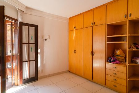 Casa de condomínio à venda com 330m², 3 quartos e 5 vagas Casa de condomínio à venda com 330m², 3 quartos e 5 vagasQuarto 2