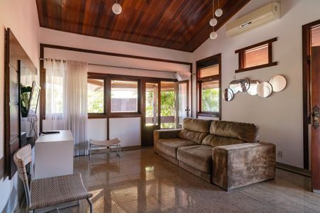 Casa de condomínio à venda com 330m², 3 quartos e 5 vagas Casa de condomínio à venda com 330m², 3 quartos e 5 vagasSala